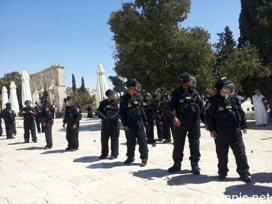 محاصرة المصلين