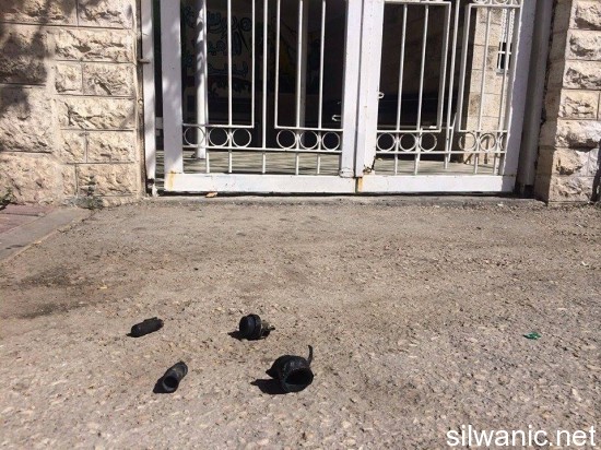 قنابل عند المدرسة