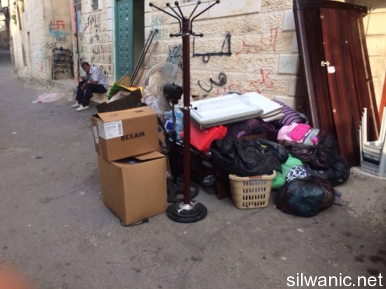 اثاث في الشارع